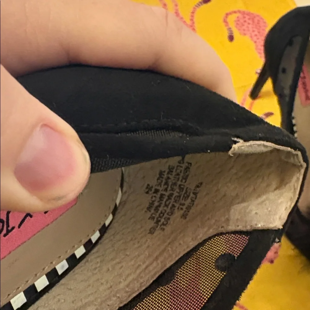 [Betsey Johnson] Black Heels with Pom-Pom Detail - Size 9.5 - Picture 3 of 6